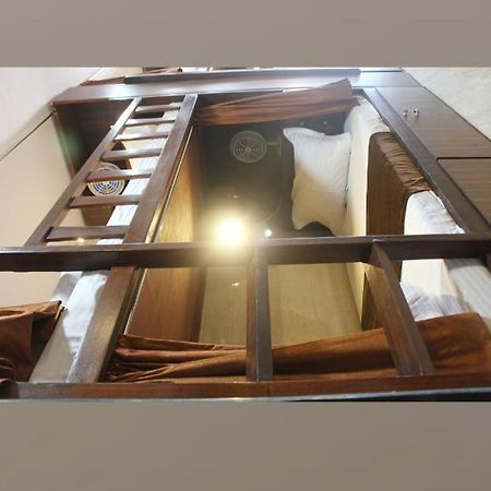 Awesome Dormitory Male Only Mumbai Exterior photo