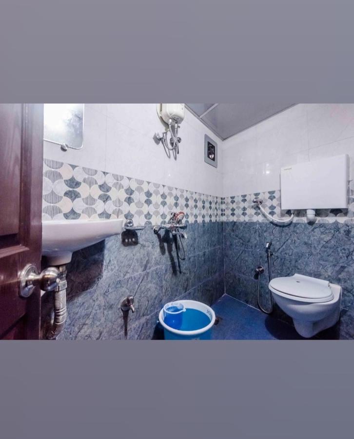 Awesome Dormitory Male Only Mumbai Exterior photo