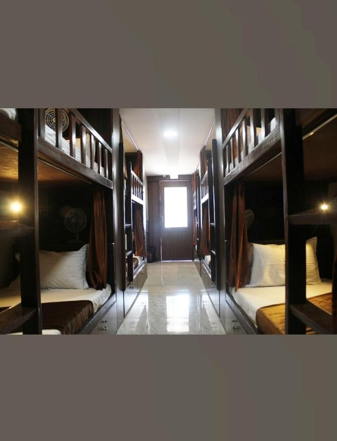 Awesome Dormitory Male Only Mumbai Exterior photo